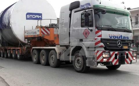 Τεράστια φορτηγά μεταφέρουν εξοπλισμό της ΔΕΗ