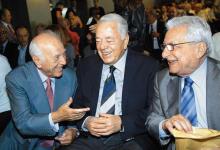 Ο Γιώργος Μπόμπολας εν μέσω των πρώην υπουργών Αντώνη Λιβάνη (ΠΑΣΟΚ) και Πέτρου Μολυβιάτη (ΝΔ)
