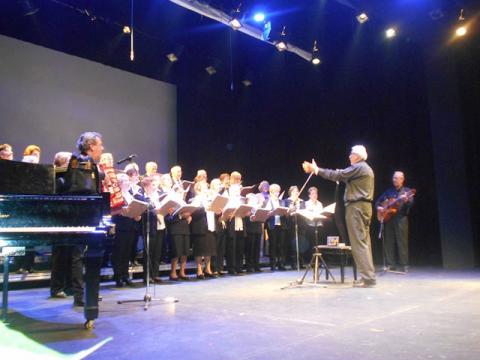 Η χορωδία του ΚΑΠΗ Έδεσσας στο Δήμο Καλαμαριάς